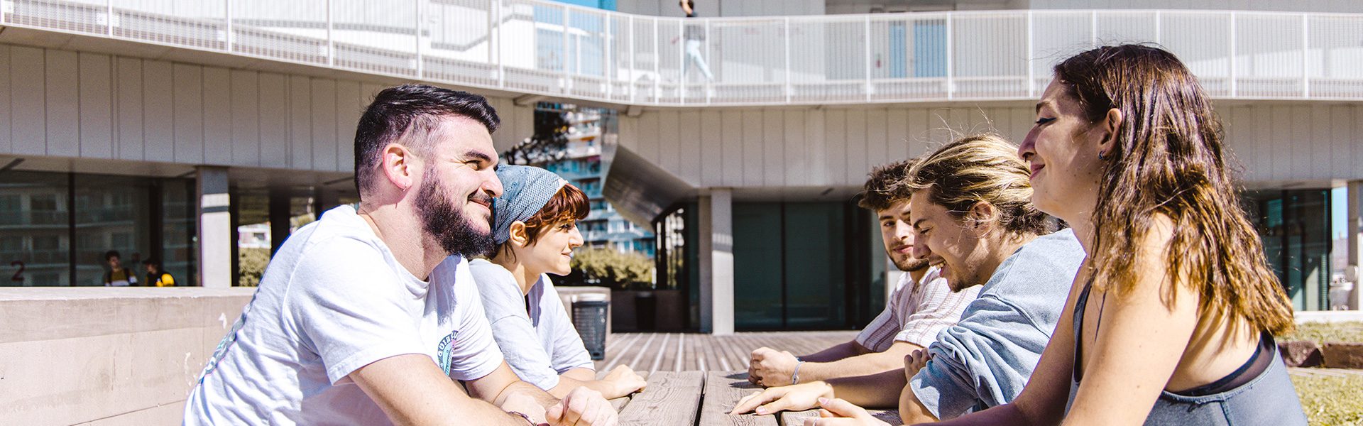 terrasse-pi-tables-etudiants